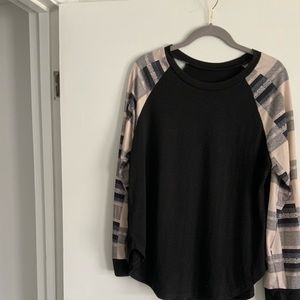 Long sleeve tee shirt .. black with pattered sleeves round neck.